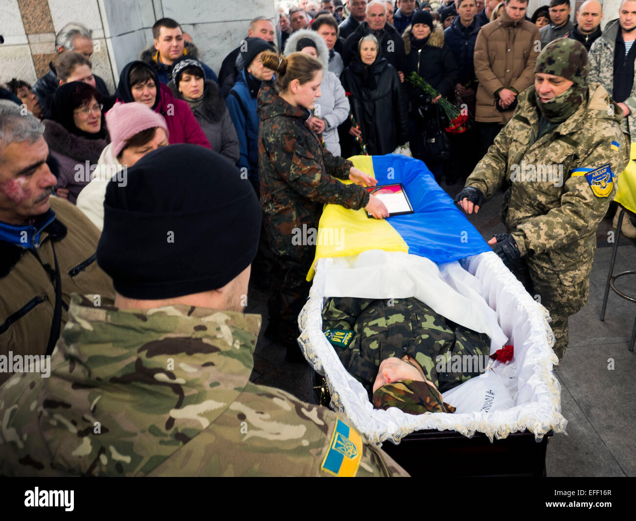 Kiev, Ucraina. 02Feb, 2015. Giacente in stato cerimonia in Piazza Indipendenza a Kiev di soldati di Aidar battaglione volontari caduti durante i combattimenti nell est dell'Ucraina. Credito: Igor Golovnov/Alamy Live News Foto Stock