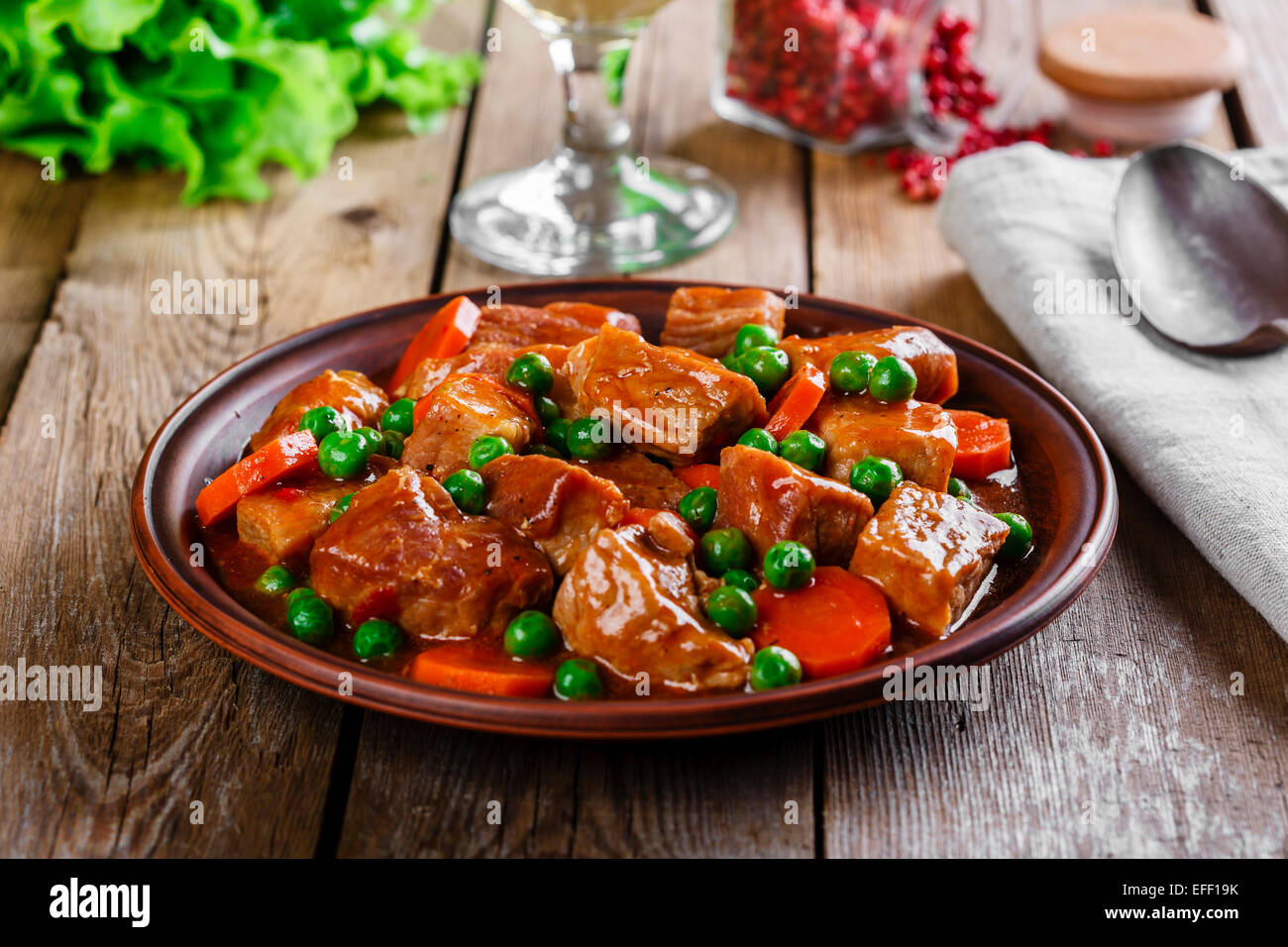 Spezzatino di manzo con piselli e carote Foto Stock