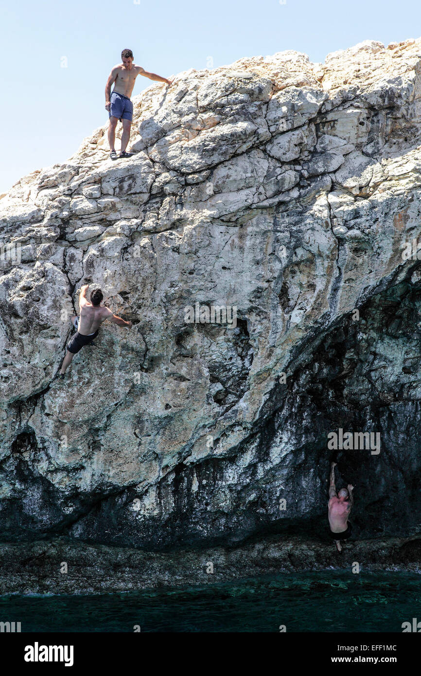 Persone locali e turisti godendo il brivido della scalata su roccia e saltando in oriente mediterraneo, Cipro. Foto Stock