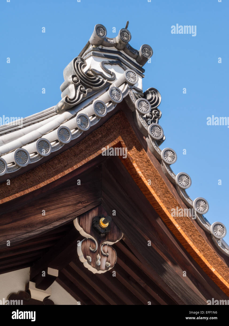 Dettaglio del tetto dagli edifici del Palazzo Imperiale di Kyoto Foto Stock