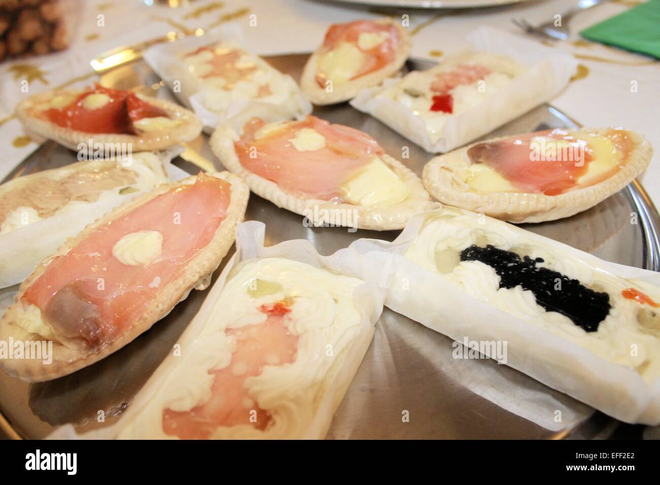 Holiday antipasto con crostini di salmone su piastra Foto Stock