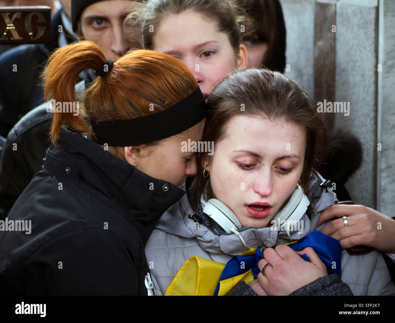 Kiev, Ucraina. 02Feb, 2015. Ragazza piange la morte di Vadim Zherebilo, che è stato ucciso in combattimento contro il russo-backed separatisti, durante una cerimonia di commemorazione in Piazza Indipendenza a Kiev. -- Giacente in stato cerimonia in Piazza Indipendenza a Kiev di soldati di Aidar battaglione volontari caduti durante i combattimenti nell est dell'Ucraina. Credito: Igor Golovnov/Alamy Live News Foto Stock