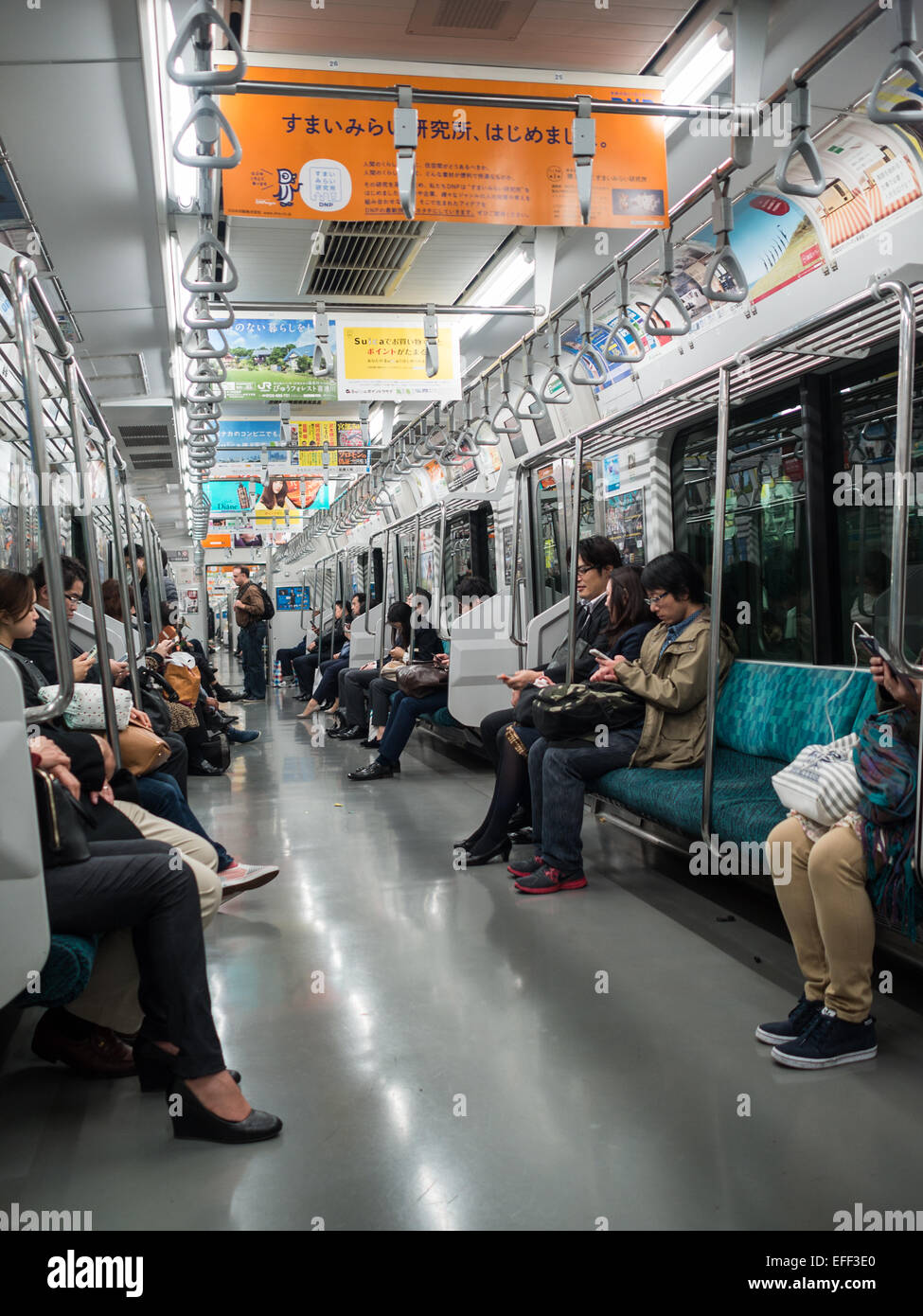 Le persone dentro Tokyo JR Yamanote treno carrello Foto Stock
