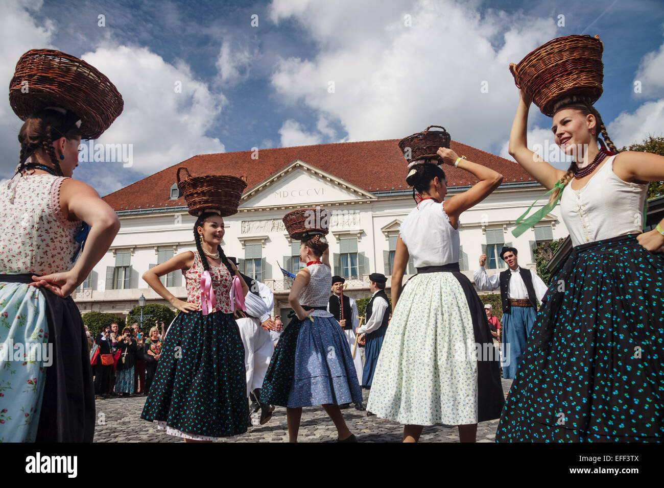 Le donne in costumi tradizionali con ceste di uva balli presso il festival  internazionale dei vini a Castle Hill, Budapest, Hungar Foto stock - Alamy