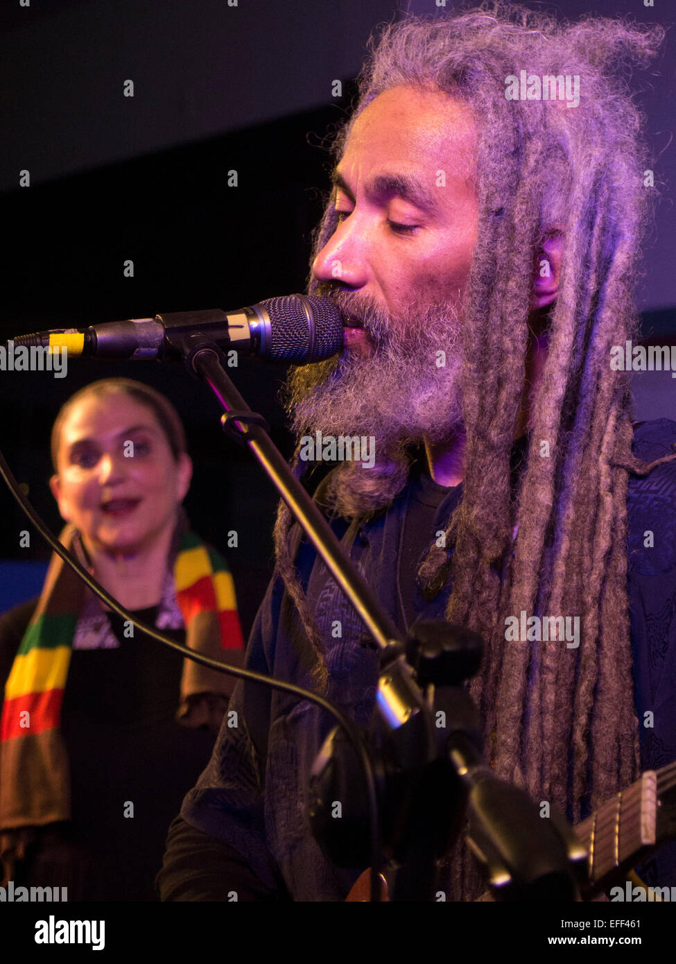 African American reggae musicista canta con sua moglie caucasici nella loro famiglia band ReBelle, Northampton, MA, Capodanno 2015 Foto Stock