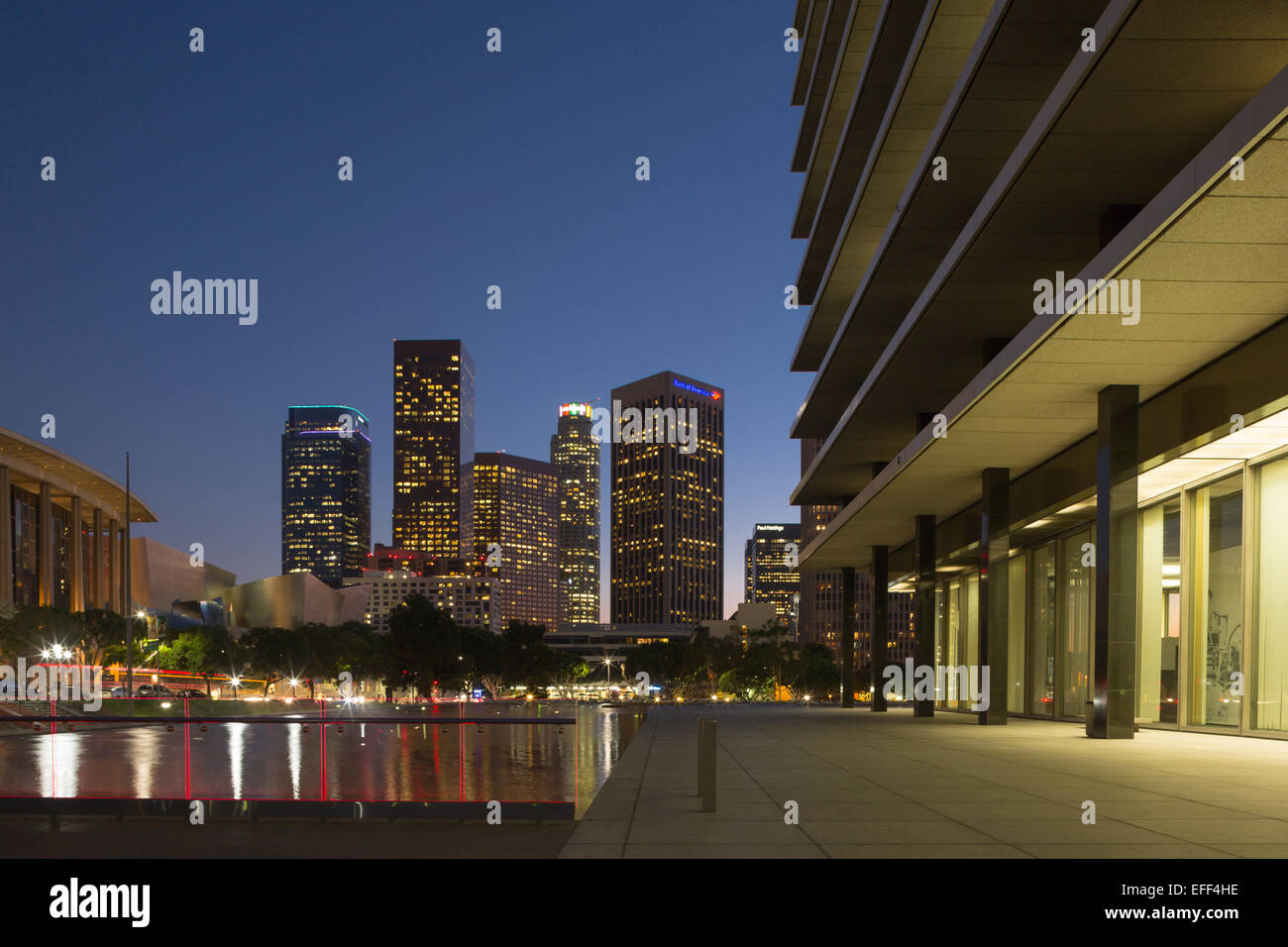 Il centro di grattacieli in acqua e dipartimento di potenza piscina LOS ANGELES CALIFORNIA USA Foto Stock