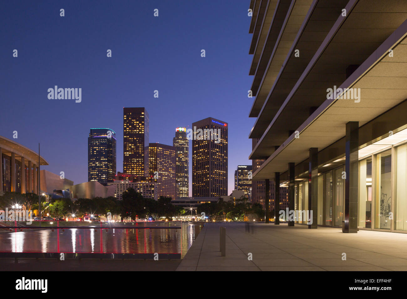 Il centro di grattacieli in acqua e dipartimento di potenza piscina LOS ANGELES CALIFORNIA USA Foto Stock