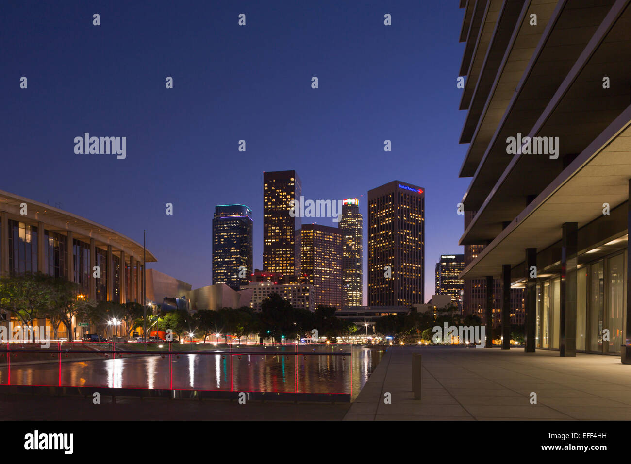 Il centro di grattacieli in acqua e dipartimento di potenza piscina LOS ANGELES CALIFORNIA USA Foto Stock