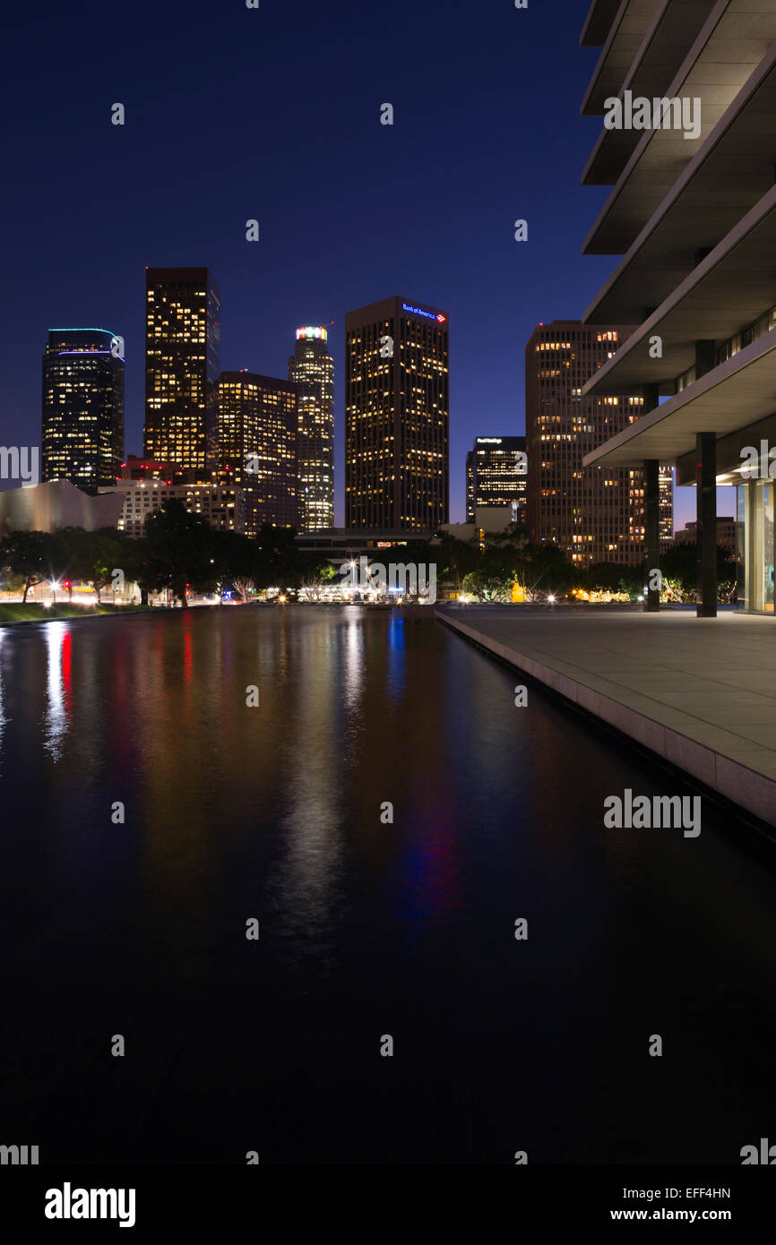Il centro di grattacieli in acqua e dipartimento di potenza piscina LOS ANGELES CALIFORNIA USA Foto Stock