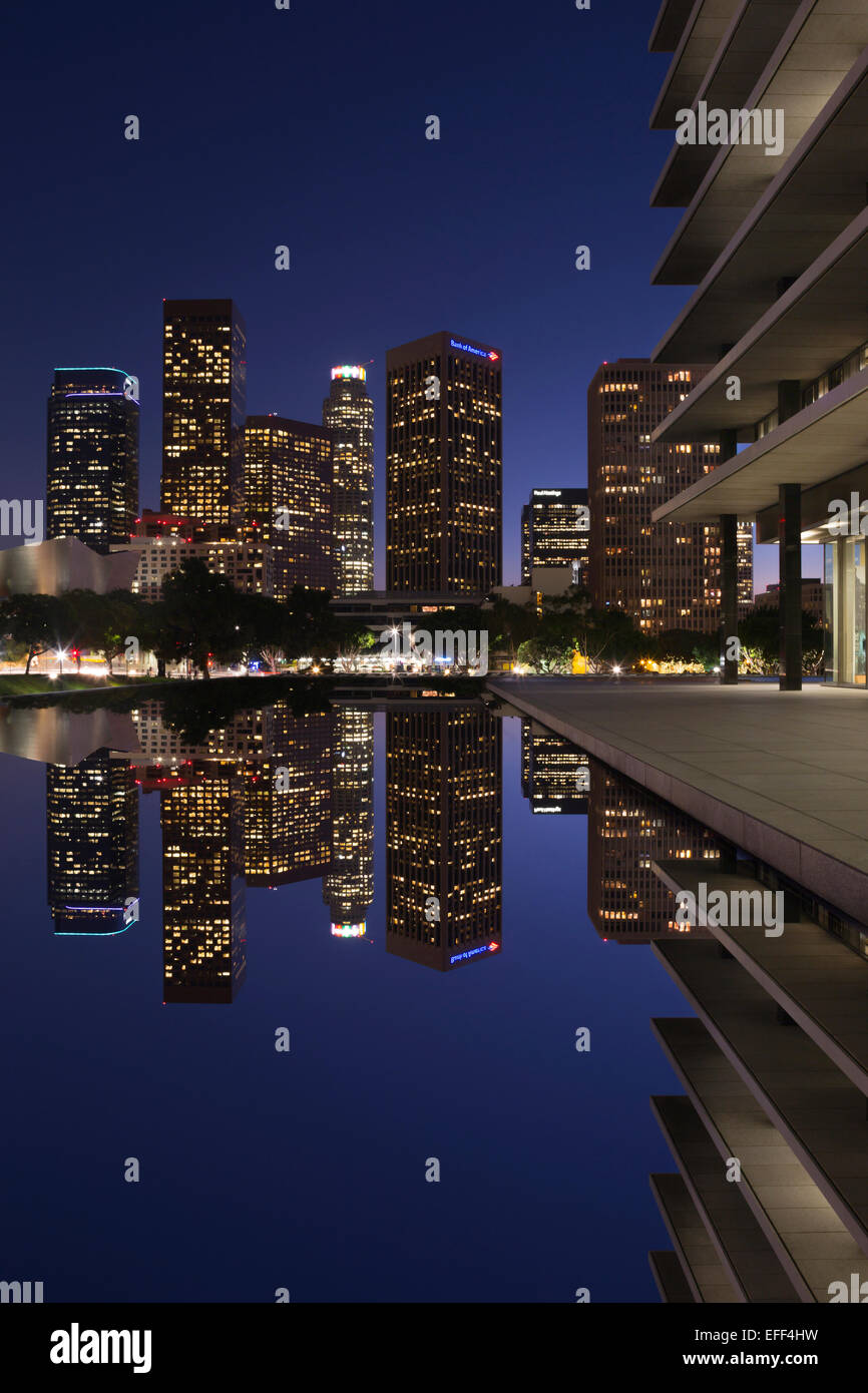 Il centro di grattacieli in acqua e dipartimento di potenza piscina LOS ANGELES CALIFORNIA USA Foto Stock