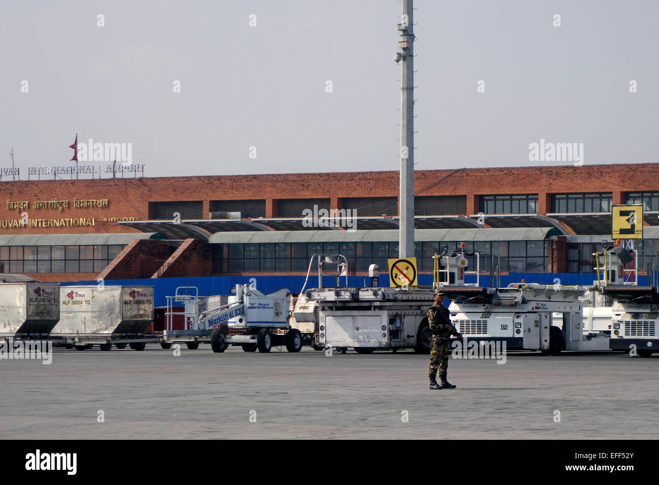 Un soldato armato è in guardia presso il tarmac dell'aeroporto internazionale di Tribhuvan a Kathmandu Nepal Foto Stock