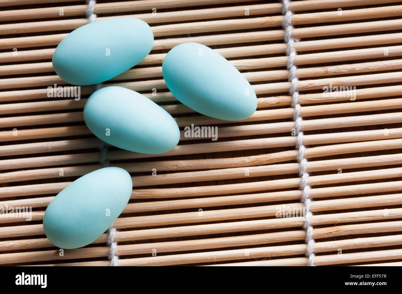 Blue confetti tipico dolce mandorla utilizzato per festeggiare la nascita di un figlio Foto Stock