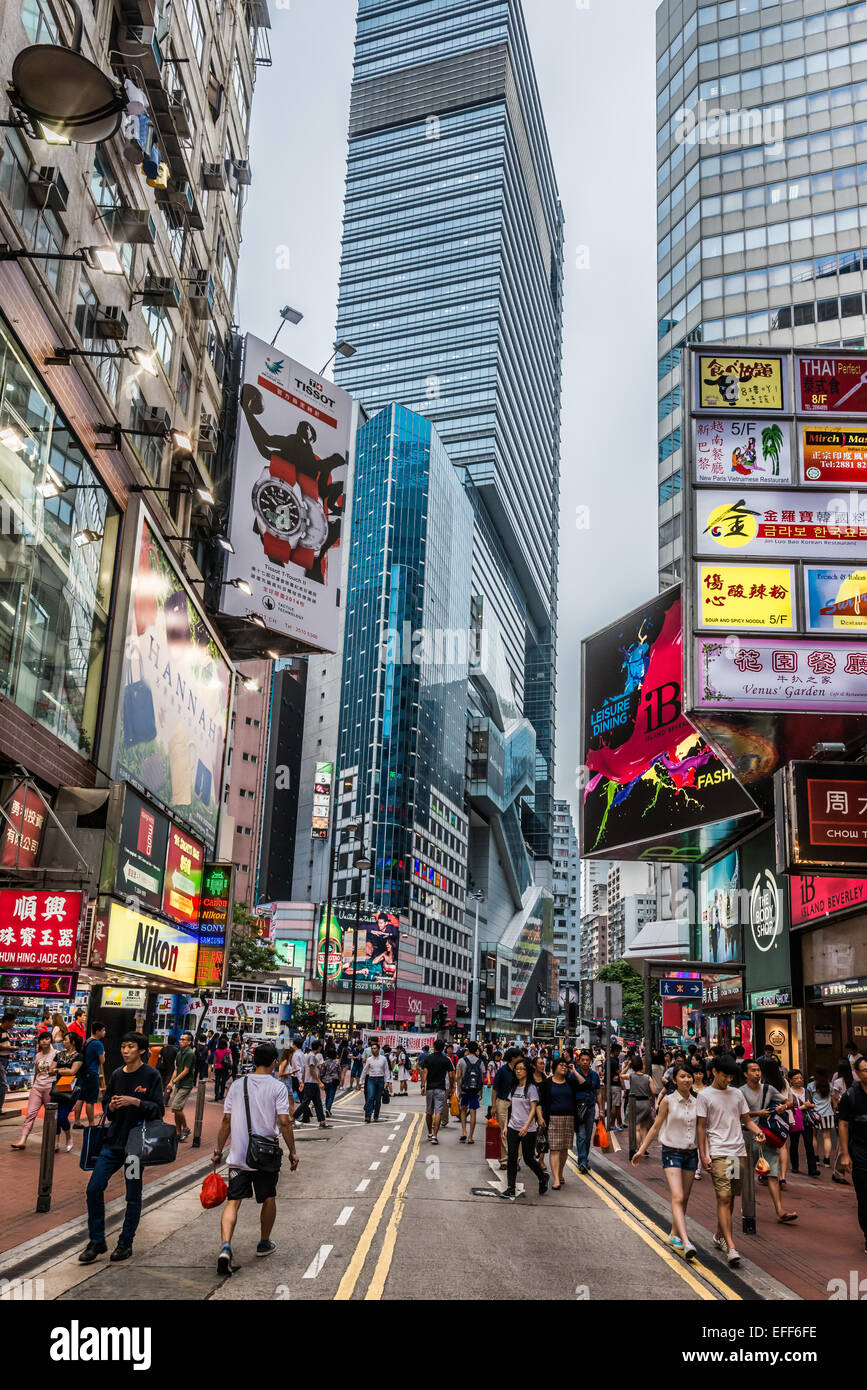 La Causeway Bay di Hong Kong, Cina - 6 giugno 2014: people shopping nelle strade di Causeway bay Foto Stock