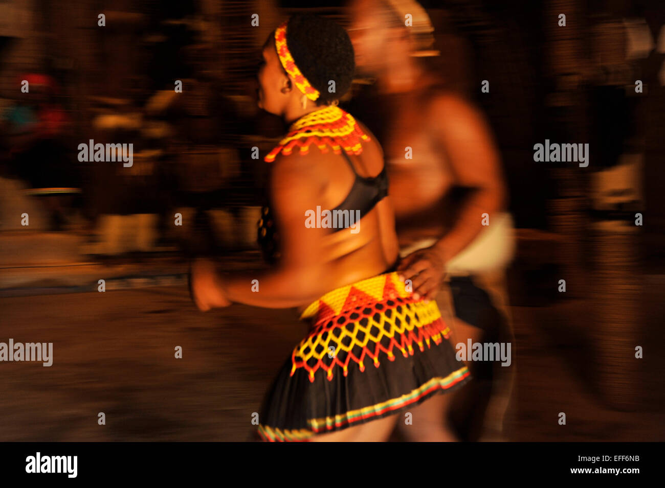 Persone, giovane donna danzatrice, cultura, vestito colorato con performer maschile, Danza tradizionale, Shakaland villaggio a tema, Sud Africa, movimento Foto Stock