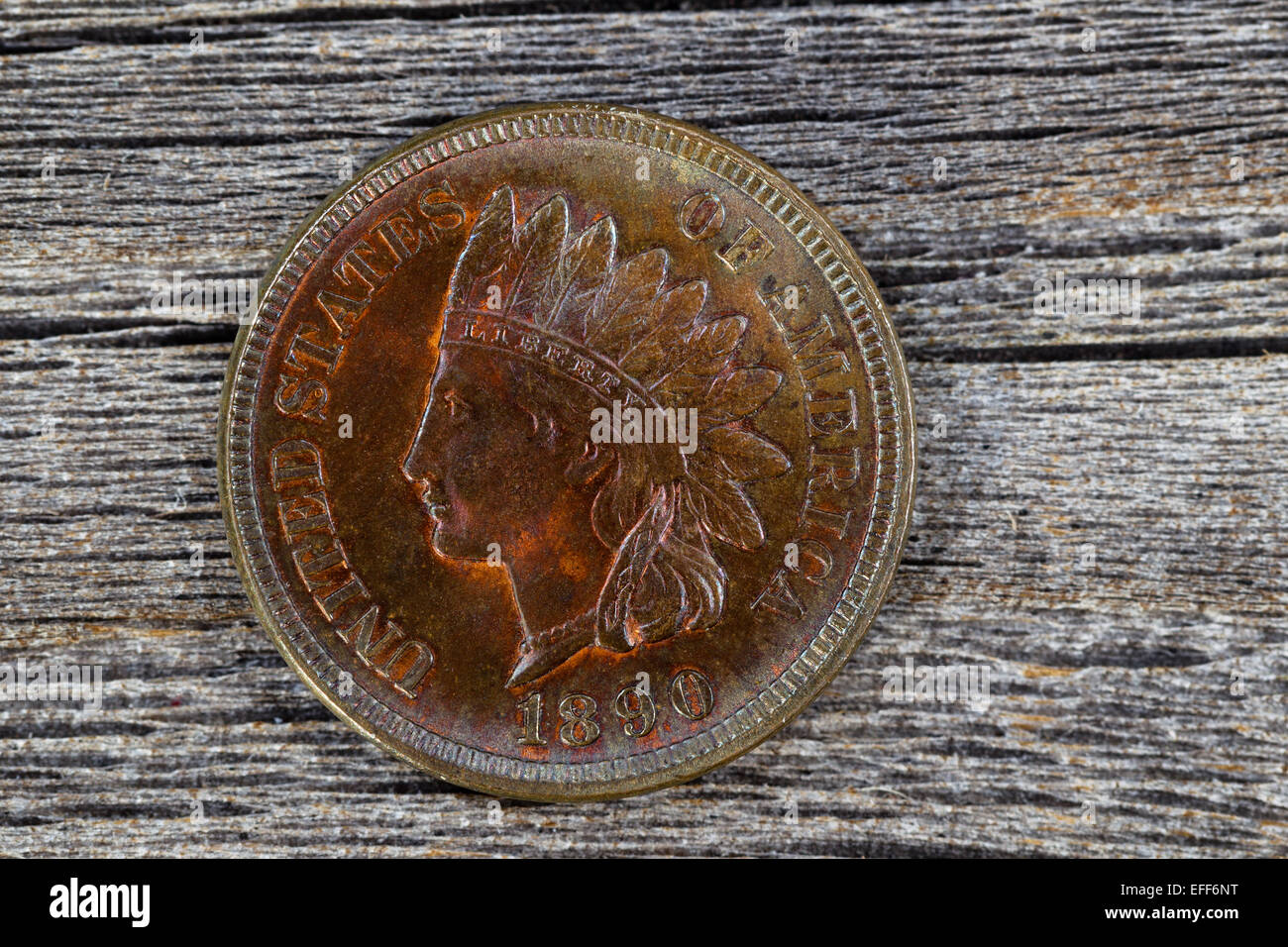 Immagine ravvicinata di Indian Head Cent, condizione non circola, sul legno invecchiato. Coin che mostra in rosso e marrone a colori dal metallo di rame Foto Stock