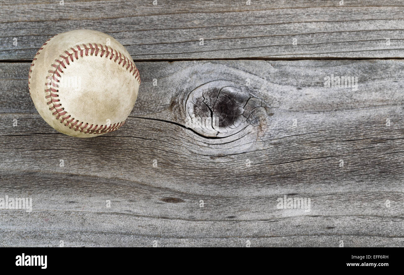 Parte superiore orizzontale angolo di vista del vecchio baseball su legno rustico Foto Stock
