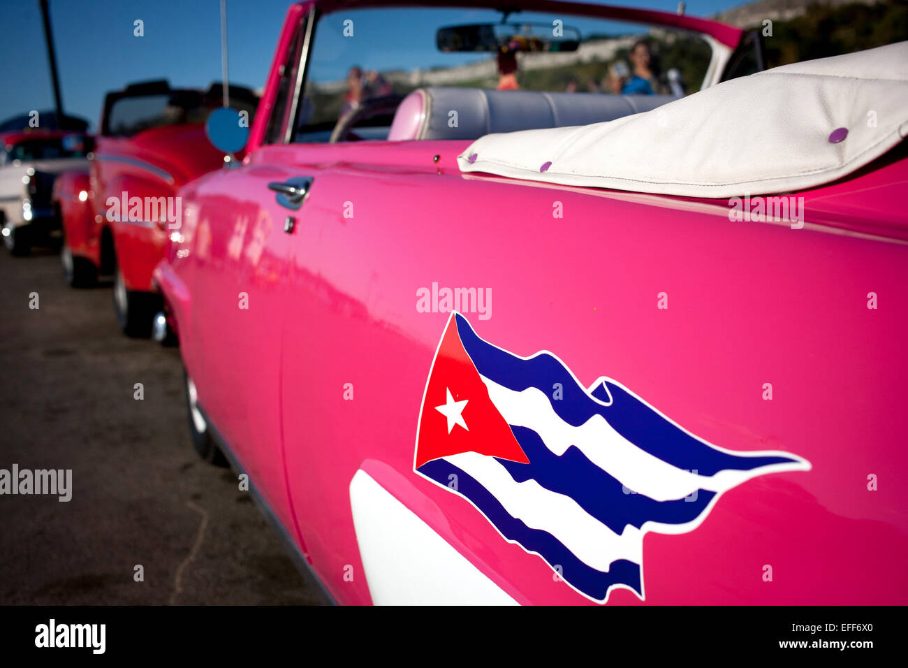 L'Avana, Cuba. 28 gen, 2015. Il cubano bandiera nazionale decora la vettura ala di un 1950s road cruiser che serve come una cabina per i turisti nel centro della città di Havana, Cuba, 28 gennaio 2015. Auto d'epoca da quaranta e cinquanta sono ancora un comune scence e parte del quotidiano cityscape di l'Avana. Foto: Lisette Poole/dpa/Alamy Live News Foto Stock