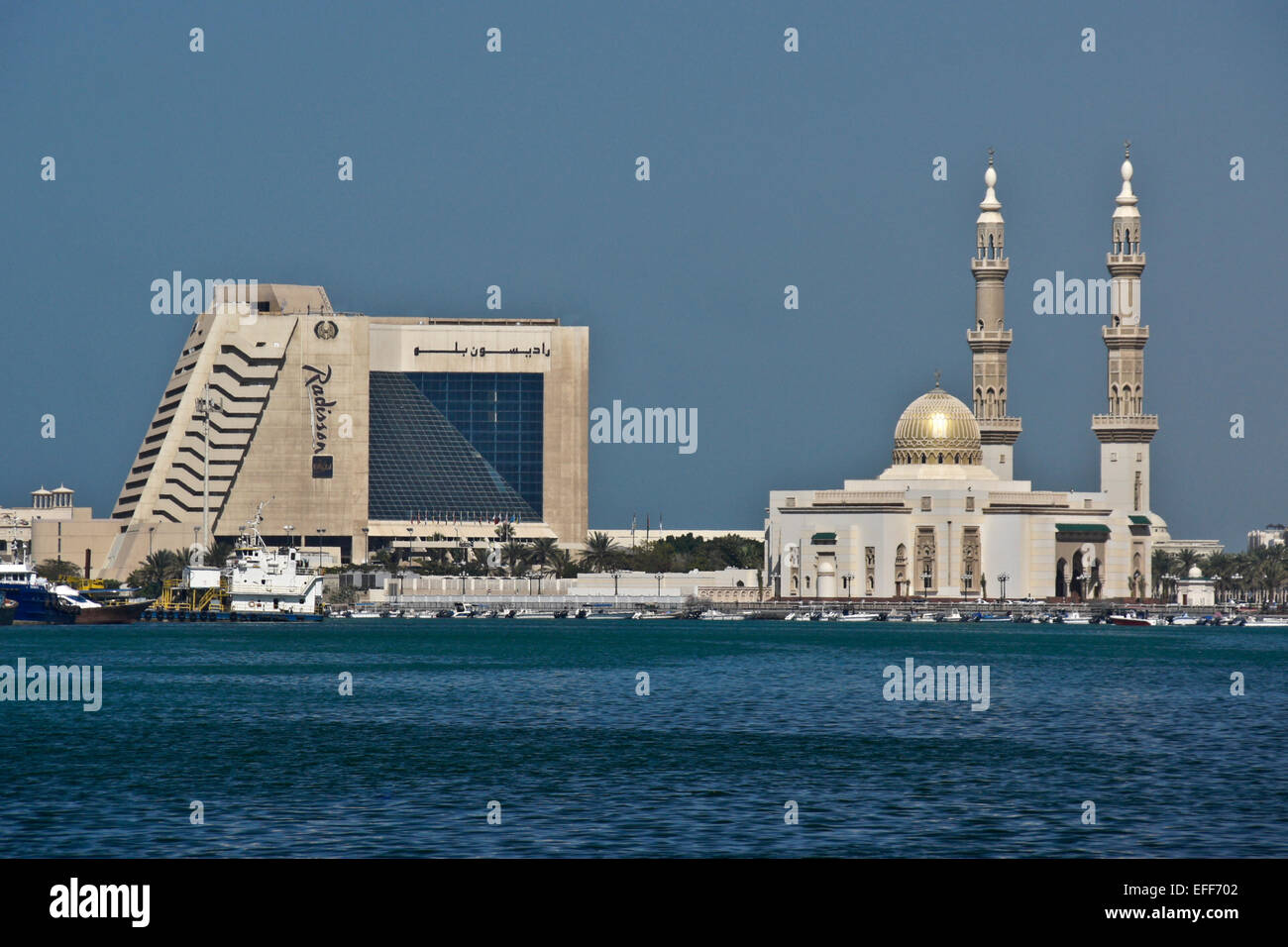 Masjid al-Maghfirah (moschea) e il Radisson Hotel sulla Corniche, Sharjah Emirati Arabi Uniti Foto Stock