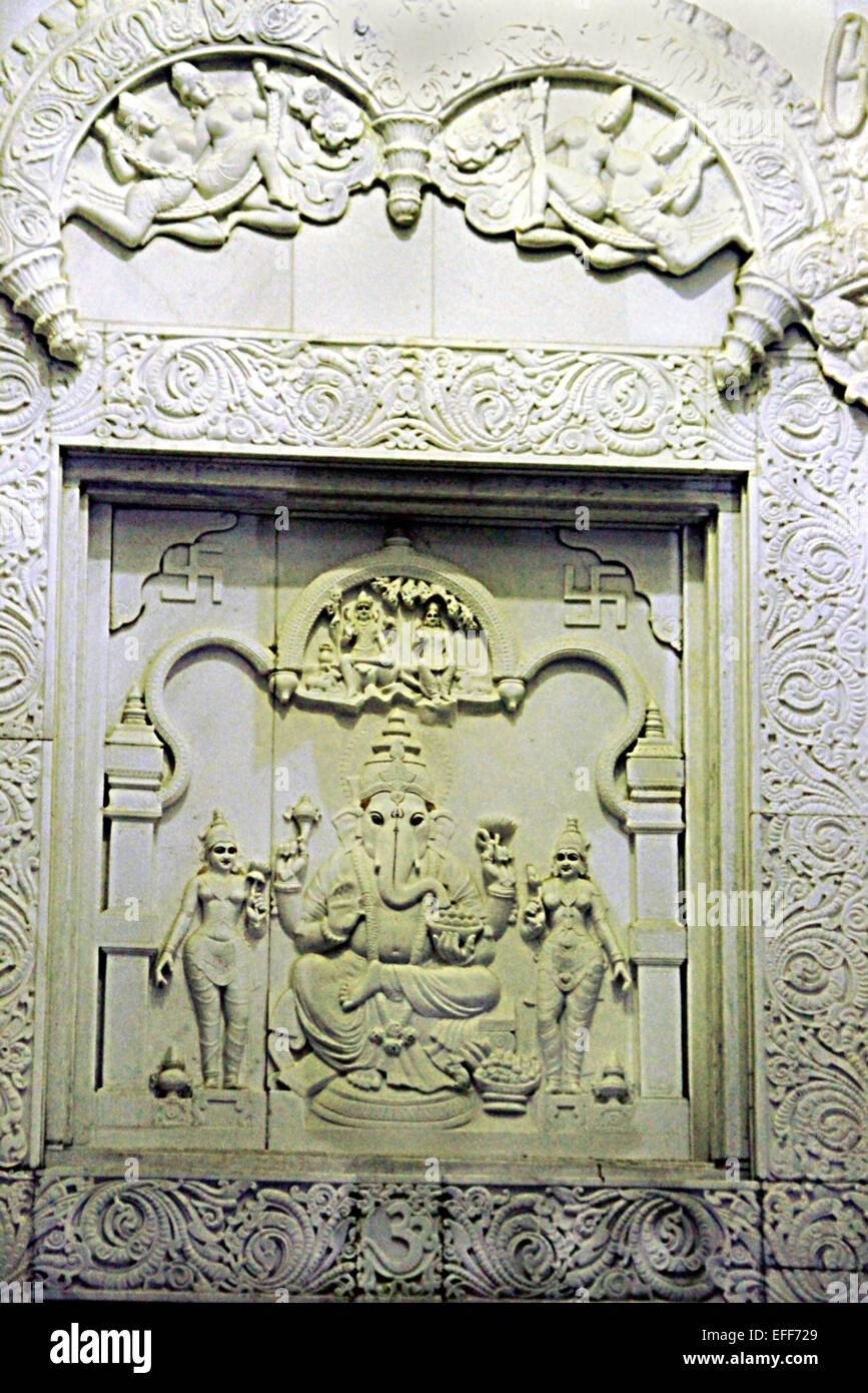 In modo decorativo inciso il pannello di parete di Ganesha ornato intorno a Lakshmi Narayana Tempio o Birla Temple a Jaipur, Rajastha Foto Stock In modo decorativo inciso il pannello di parete di Ganesha ornato intorno a Lakshmi Narayana Tempio o Birla Temple a Jaipur, Rajastha Foto Stock