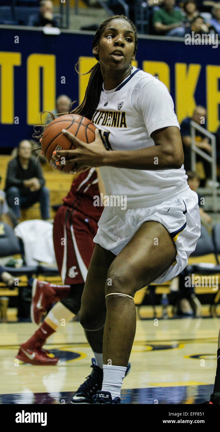 Berkeley USA CA. 02Feb, 2015. California F # 21 Grigio Reshanda battaglia per il rimbalzo durante il NCAA donna gioco di basket tra Washington State Cougars e California Golden Bears 57-54 vincere a Hass Pavilion Berkeley in California © csm/Alamy Live News Foto Stock