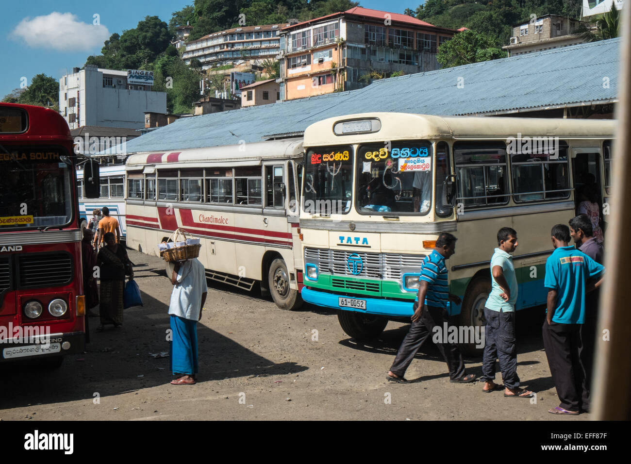 Kandy principale stazione degli autobus. Le merci Shed, molto maniaco posto, hub di trasporto per autobus a lunga percorrenza. Sri Lanka. caos,caotica, vecchio, Foto Stock