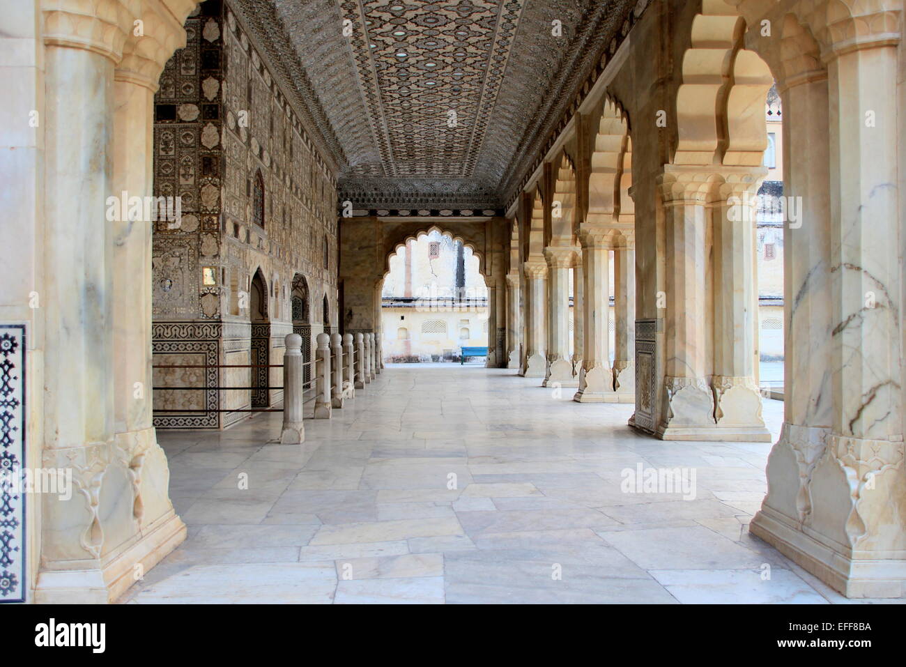 Passaggio arcuato con colonne presso la Sala degli Specchi (Sheesh Mahal) presso amer Palace, Ambra Fort, Jaipur, Rajasthan, India, Asia Foto Stock