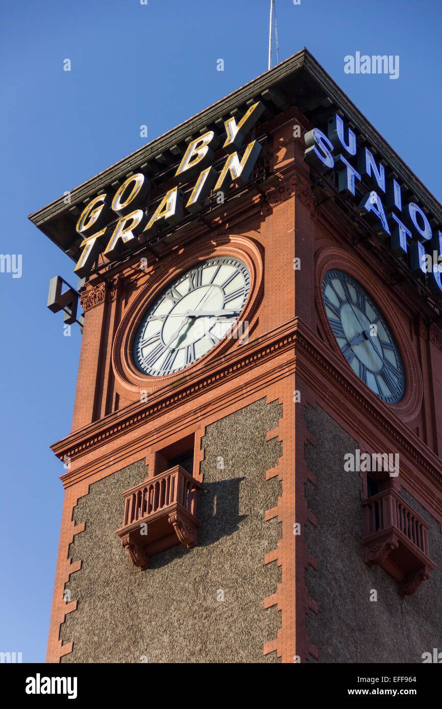 Andare in treno Sign in cima alla torre dell orologio di Portland Union Station storica di mattone rosso stazione ferroviaria a Portland, Oregon, Stati Uniti d'America. Foto Stock