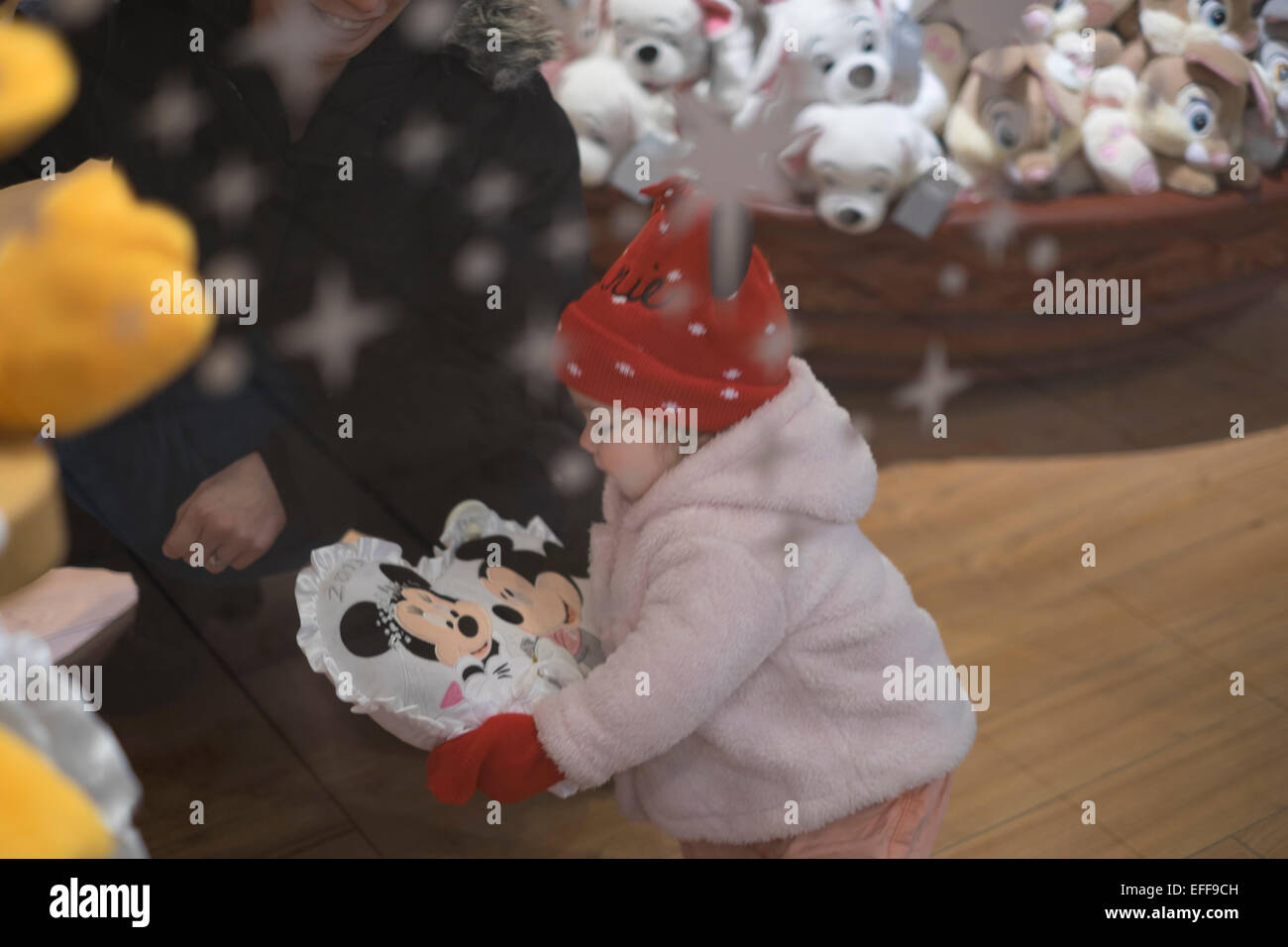 Disney store blackpool ragazza cielo mini e Mickey. Credito: lee ramsden / alamy Foto Stock