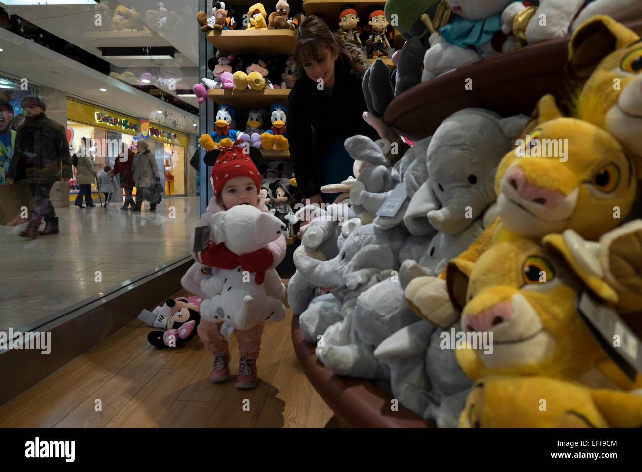 Disney store blackpool ragazza cielo lion elefante. Credito: lee ramsden / alamy Foto Stock