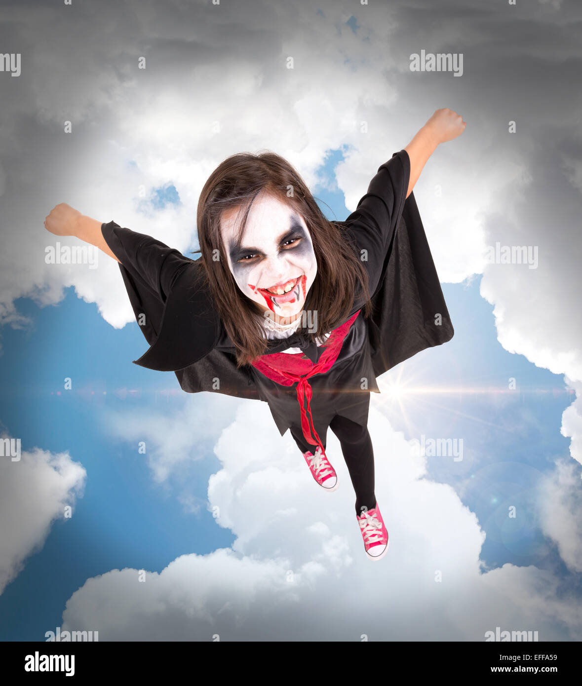 Ragazza con face-vernice e Halloween costume vampiro battenti Foto Stock