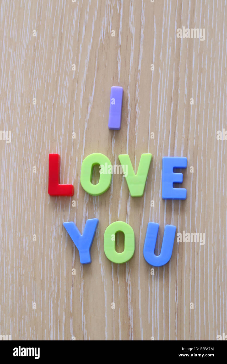 "Ti amo" le lettere maiuscole su sfondo di legno Foto Stock