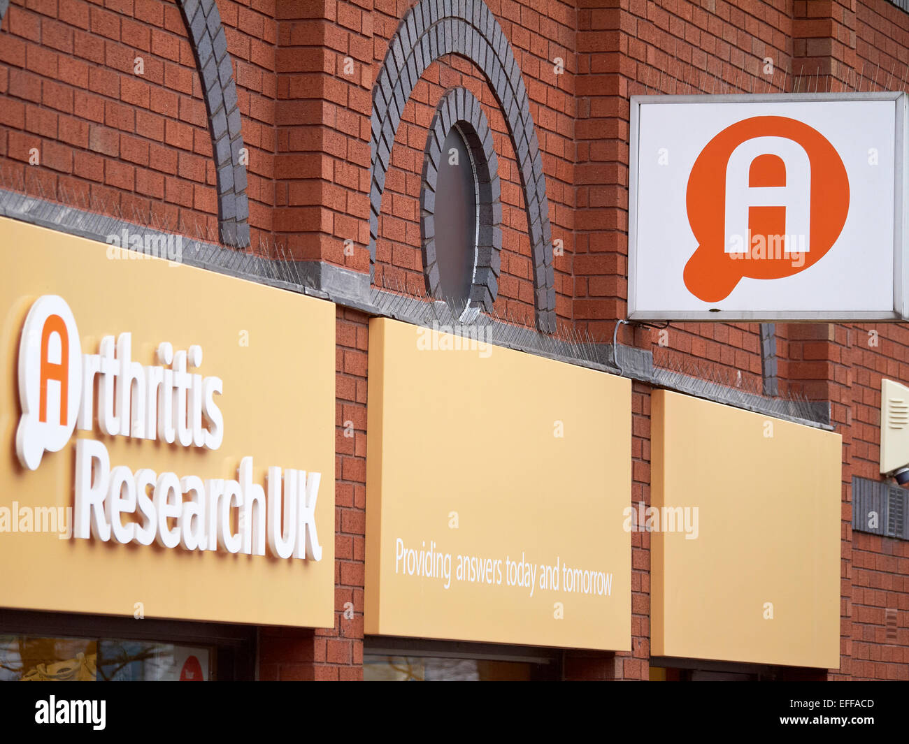 Arthritis Research UK segno sulla parete esterna Foto Stock