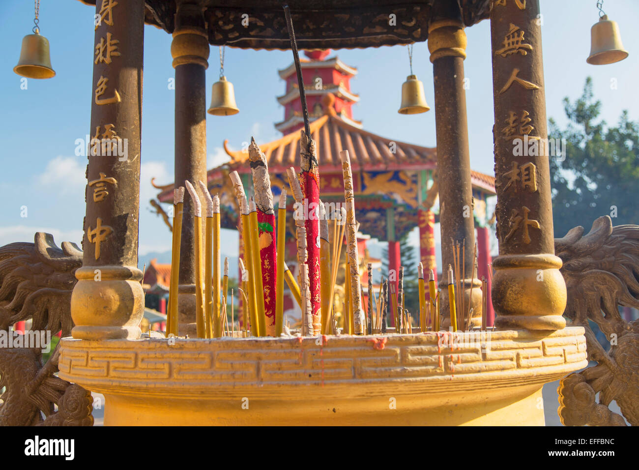 Bastoncini di incenso presso il Monastero dei Diecimila Buddha, Shatin, Nuovi Territori di Hong Kong Foto Stock