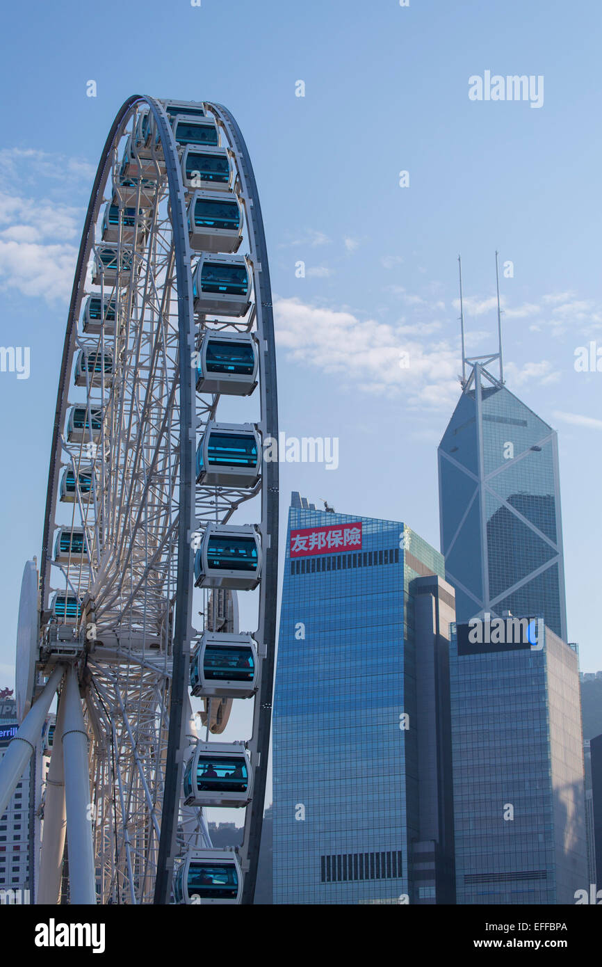 Ruota panoramica Ferris e grattacieli di Central, Isola di Hong Kong, Hong Kong, Cina Foto Stock