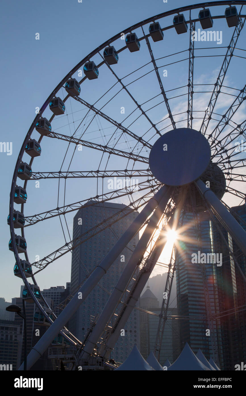 Ruota panoramica Ferris e grattacieli di Central, Isola di Hong Kong, Hong Kong, Cina Foto Stock