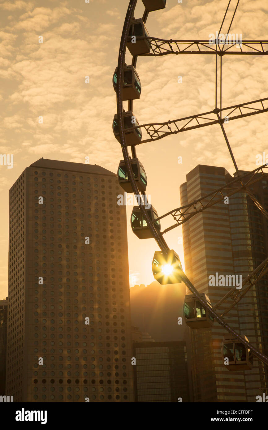 Ruota panoramica Ferris e grattacieli di Central, Isola di Hong Kong, Hong Kong, Cina Foto Stock
