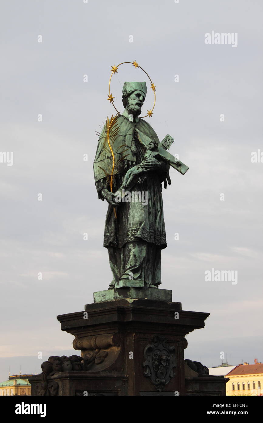 Statua di San Giovanni di Nepomuk in Charles Bridge, Praga Foto Stock