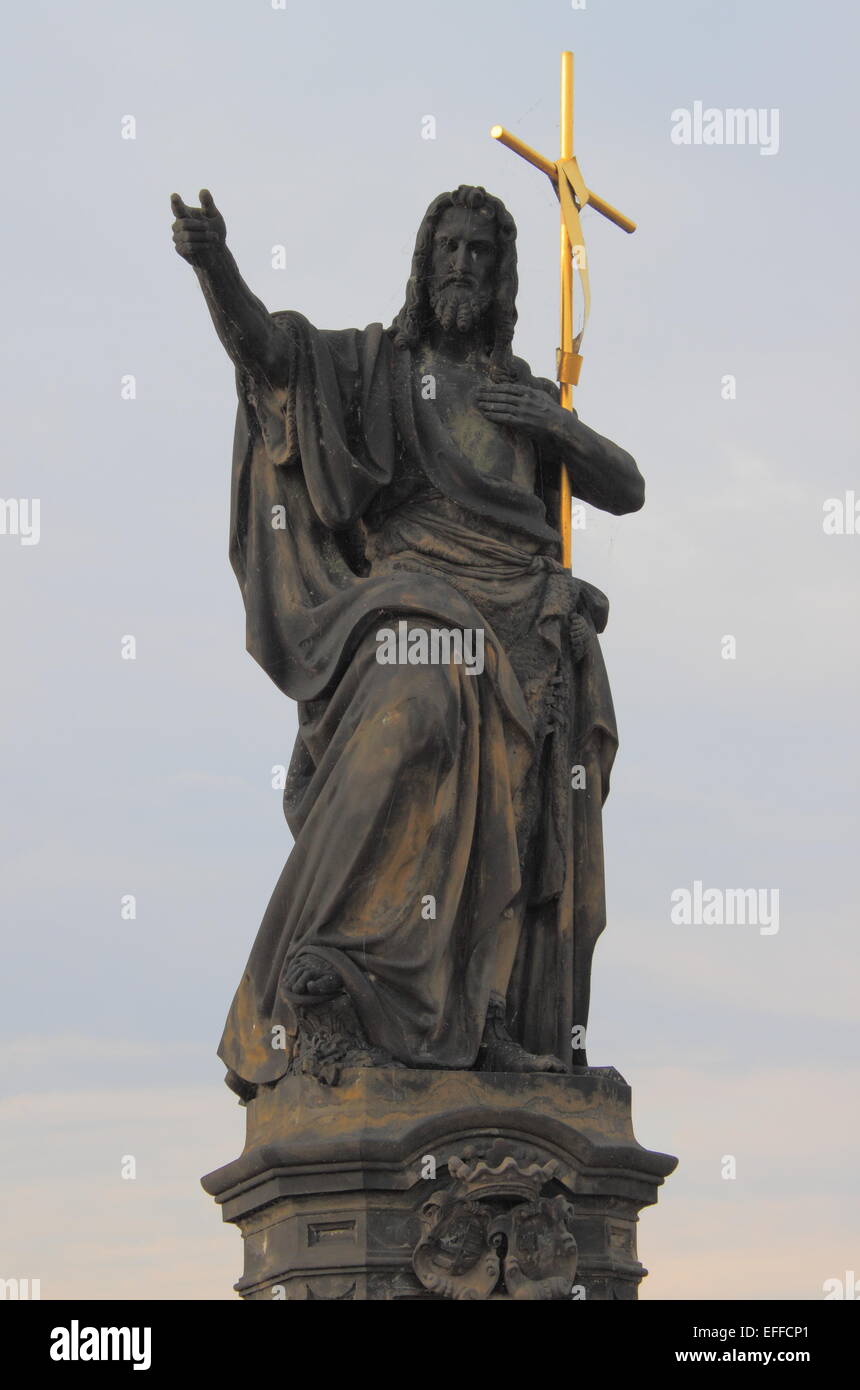 San Giovanni Battista statua in Charles Bridge, Praga Foto Stock