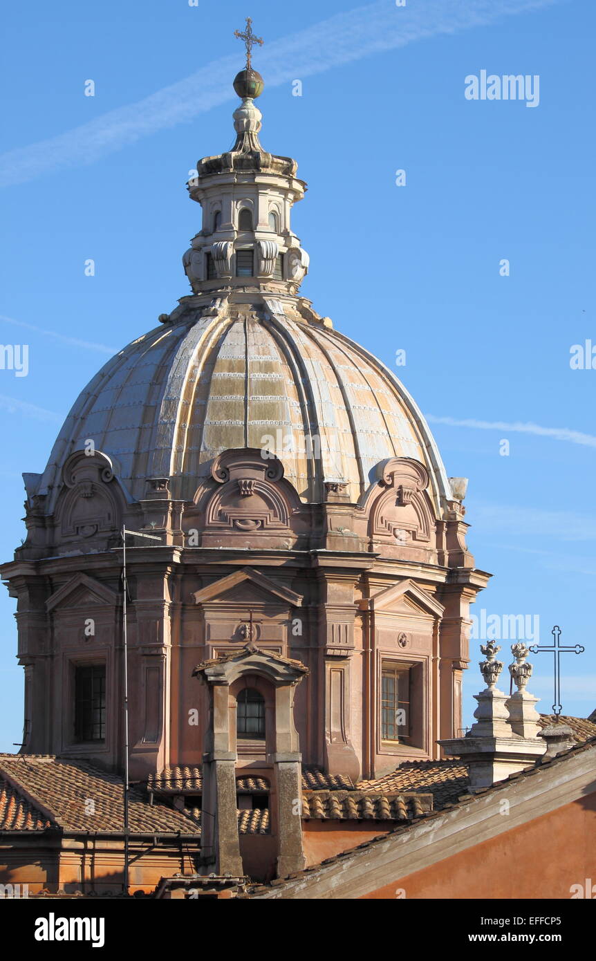 Scenico urbano di Roma con la cupola e la chiesa Foto Stock