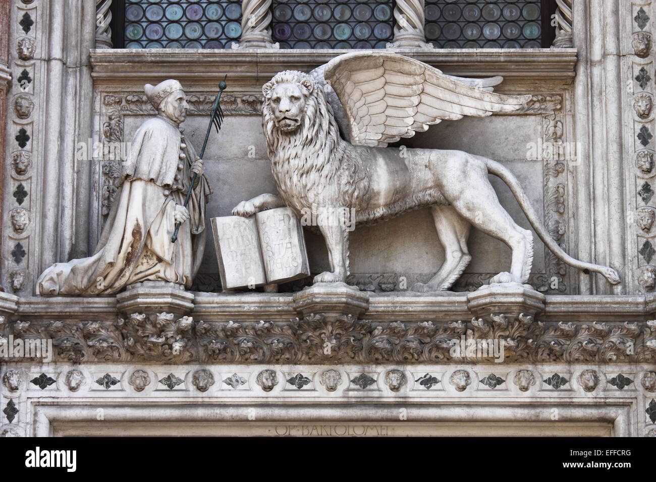 Il leone alato e il doge Francesco Foscari in Palazzo Ducale a Venezia, Italia Foto Stock