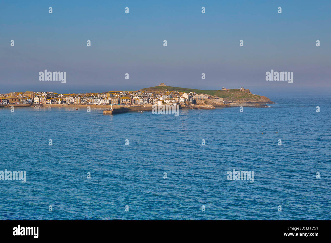 St Ives Bay Pier e città Cornwall, Regno Unito Foto Stock