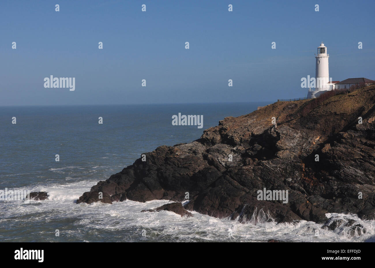 Una vista del faro di Capo Trevose Cornwall Regno Unito Foto Stock