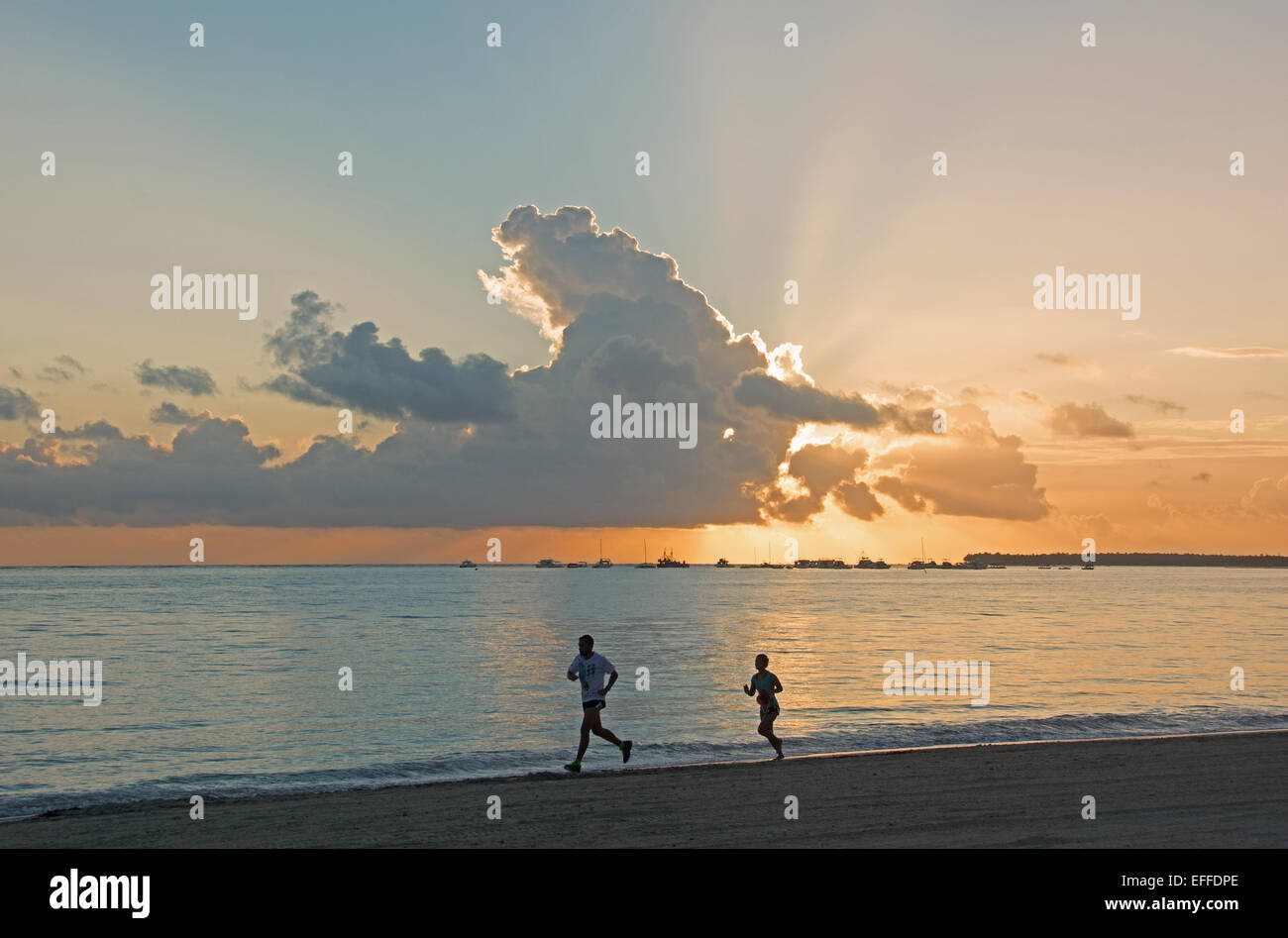Repubblica Dominicana. Jogging sulla spiaggia di Punta Cana a sunrise. 2015. Foto Stock
