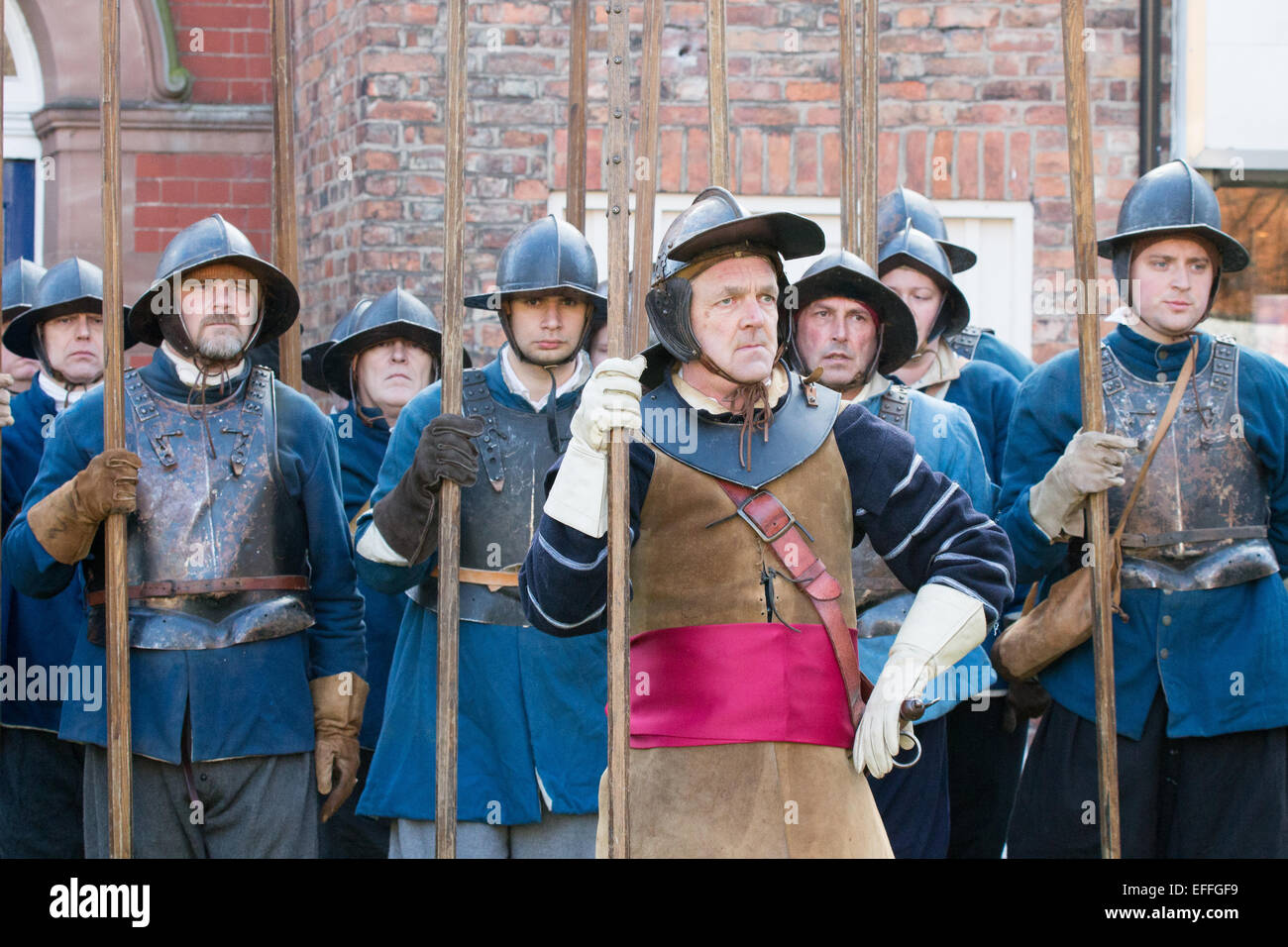 Persone vestite come Roundheads e Cavaliers rivivere la battaglia di Nantwich nel gennaio 2015 Foto Stock