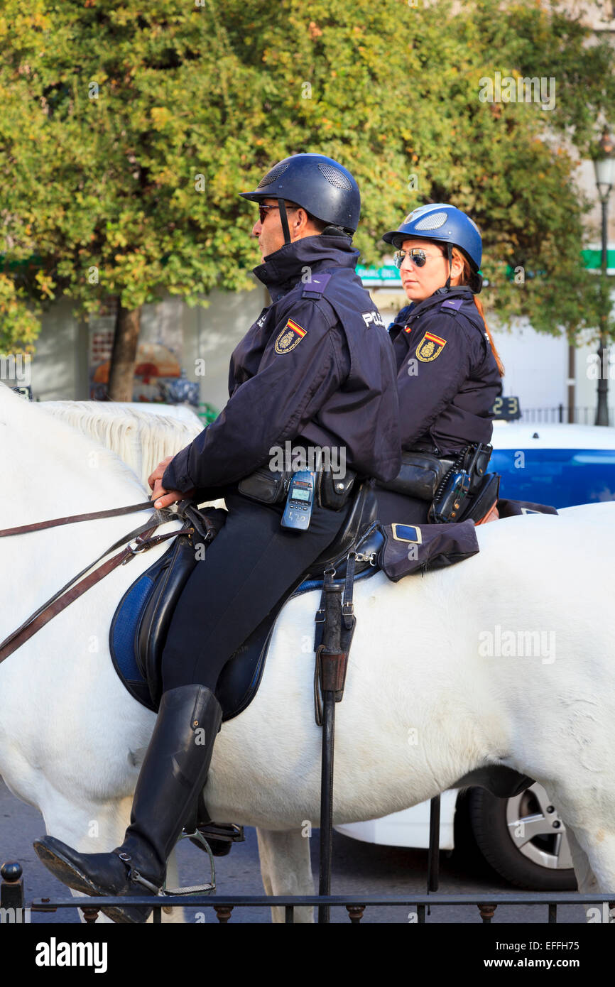 Due montati nazionali ufficiali di polizia su cavalli bianchi a Valencia Spagna Foto Stock