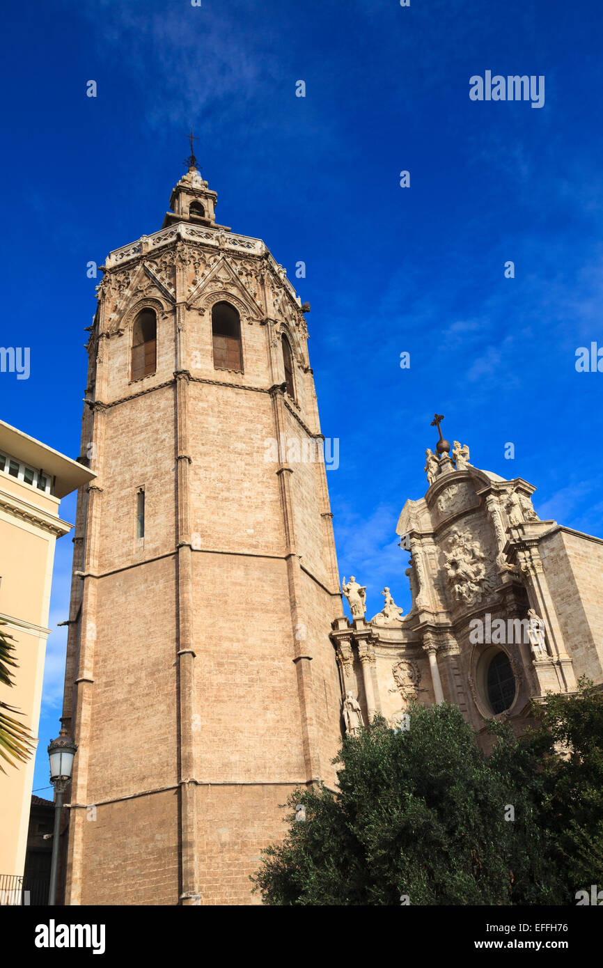 Osservando il Miguelete Campanile della Cattedrale di Valencia Spagna Foto Stock