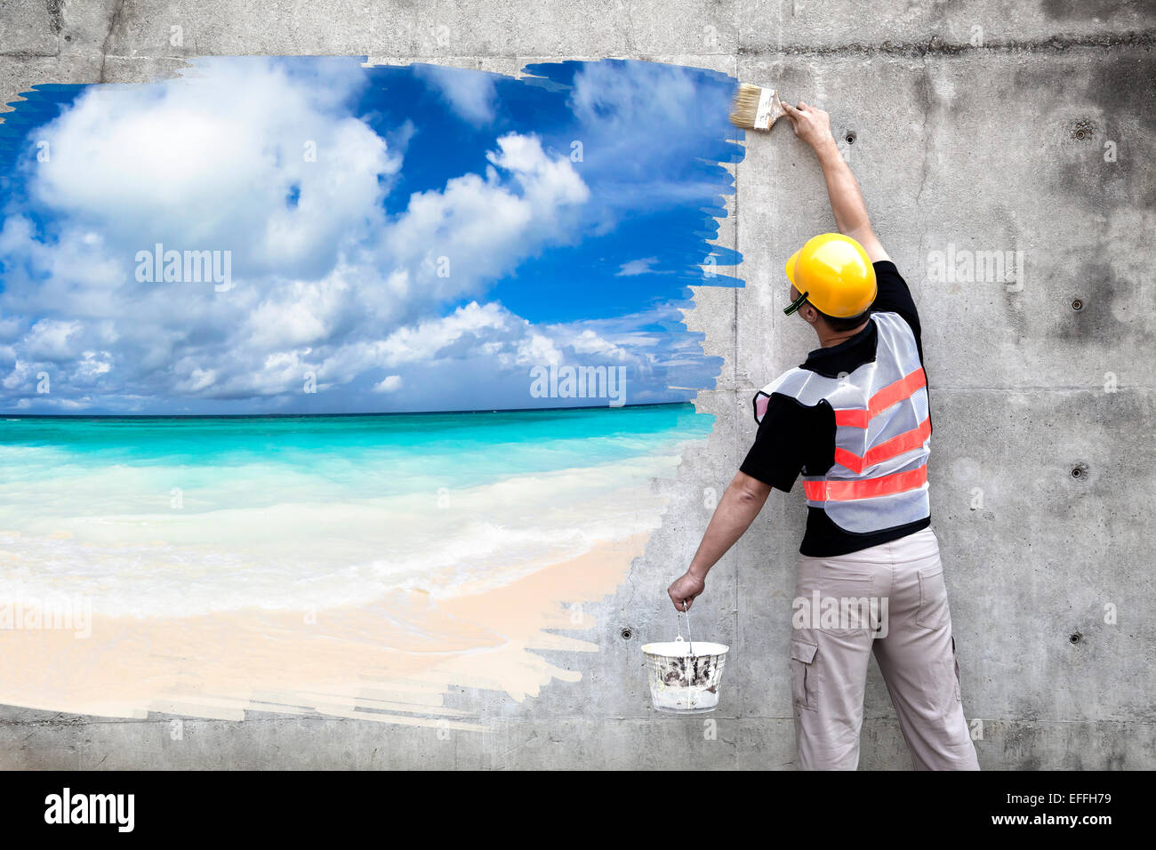 Lavoratore con pennelli disegno estate spiaggia sulla parete Foto Stock