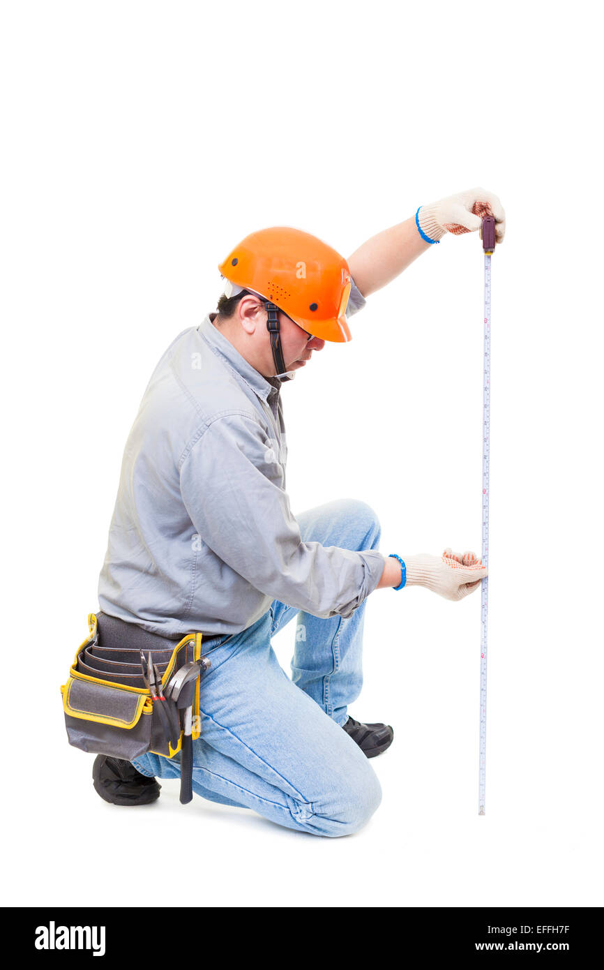 Lavoratore con un nastro di misurazione isolata su bianco Foto Stock
