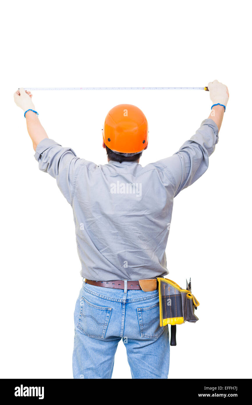 Lavoratore con un nastro di misurazione isolata su bianco Foto Stock
