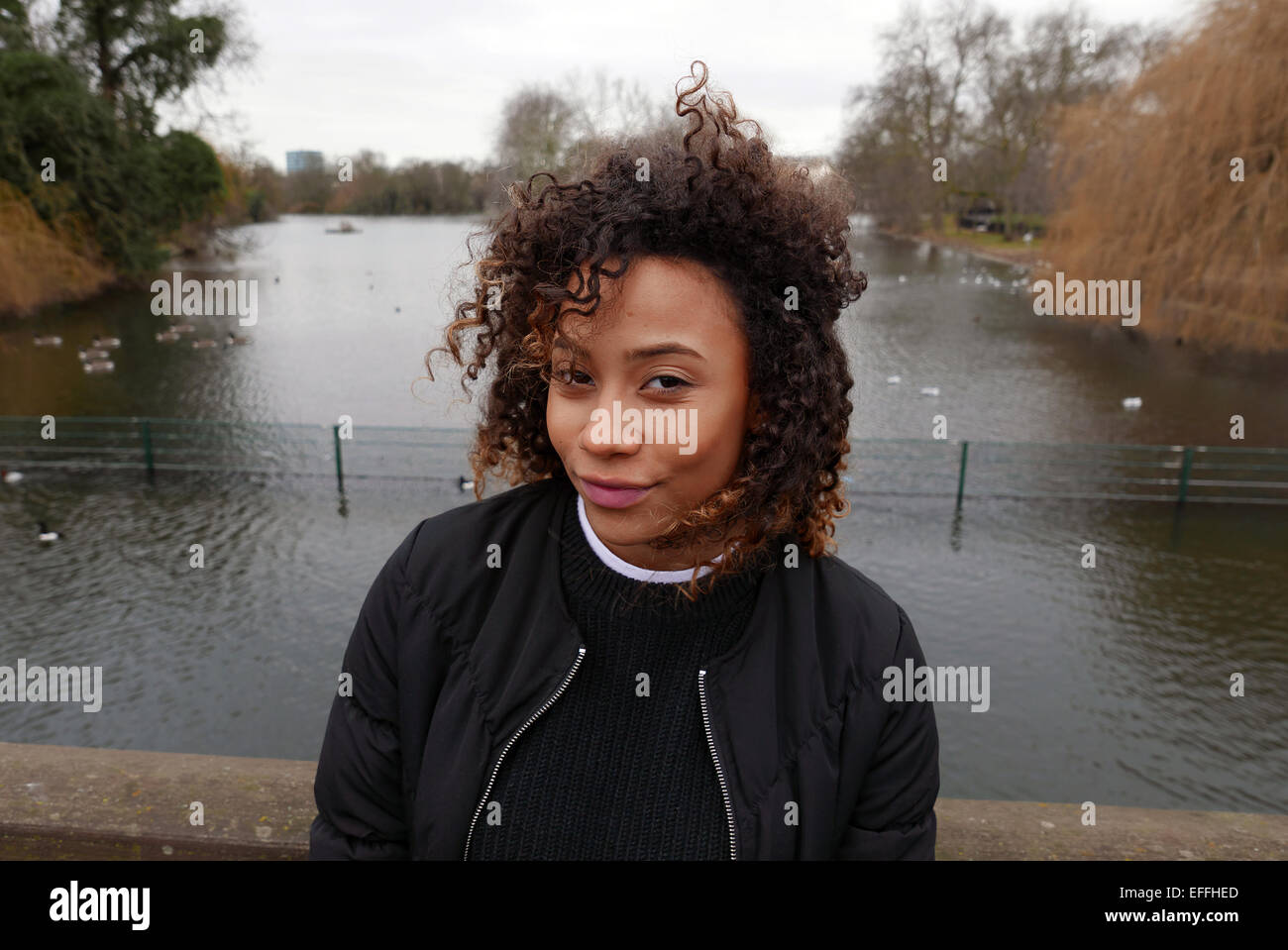 Regno Unito London Regents Park ritratto di una giovane e alla moda di razza mista ragazza Foto Stock